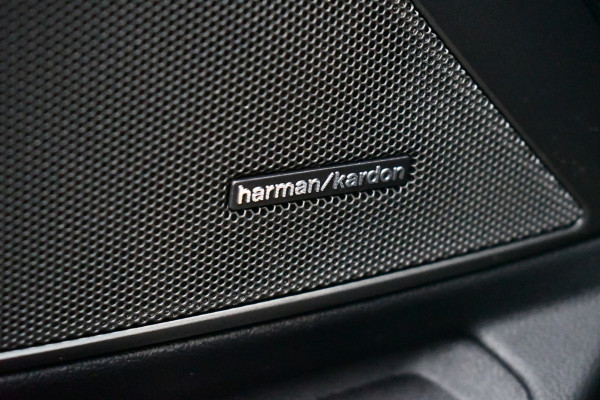 BMW 3 Serie Touring 330e M-Sport LCI-2 Pano Trekh ACC H/K 360 HUD 19inch