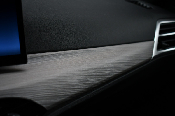 BMW 3 Serie Touring 330e M-Sport LCI-2 Pano Trekh ACC H/K 360 HUD 19inch