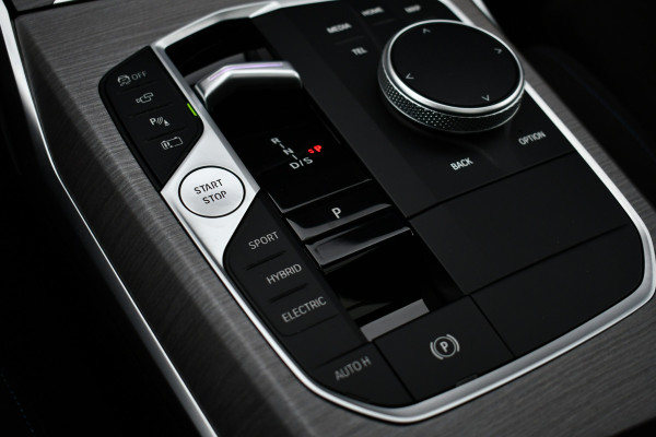 BMW 3 Serie Touring 330e M-Sport LCI-2 Pano Trekh ACC H/K 360 HUD 19inch