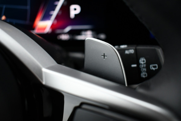 BMW 3 Serie Touring 330e M-Sport LCI-2 Pano Trekh ACC H/K 360 HUD 19inch