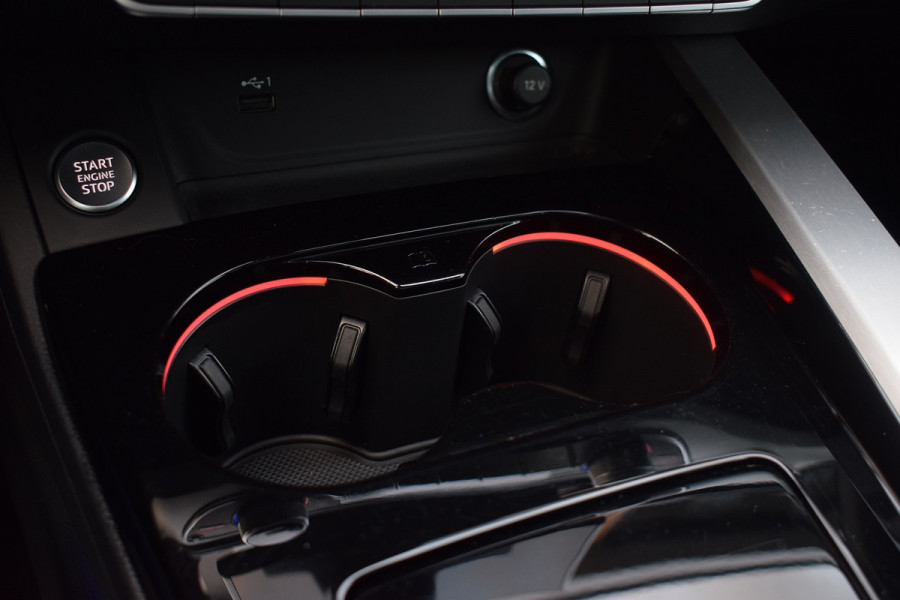 Audi A4 35 TFSI 150pk S-tronic S-line Black Edition | Panoramadak | Virtual | Sfeerverlichting