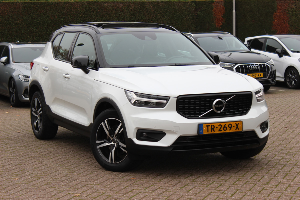 Volvo XC40 2.0 T4 R-Design / Trekhaak / Panoramadak / Camera / Harman Kardon / Leder&Alcantara / 19'' / Bliss / CarPlay / Stoelverwarming / DAB / ACC