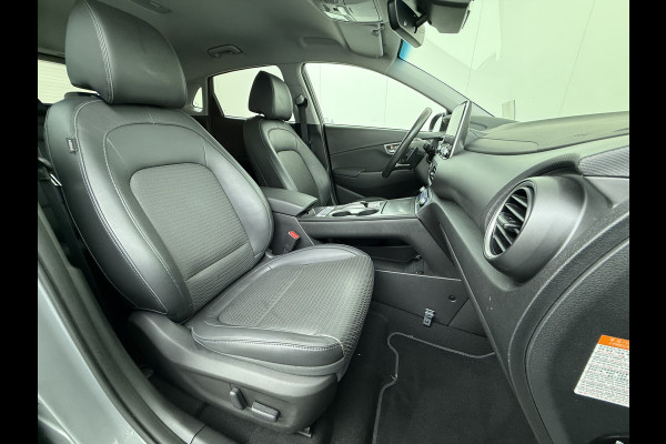 Hyundai Kona EV Premium 64kWh Leer SOH 100% Warmtepomp Krell®-Premium Audio Stoelverwarming+Koeling Camera Apple Carplay Android Auto Head-Up Stuurverwarming Elek.Stoelen Blind Spot Lane Assist VESS 1e Eigenaar Origineel Nederlandse Auto 45.000,-nieuw