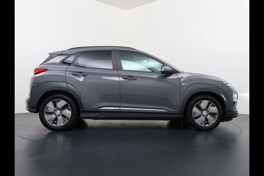 Hyundai Kona EV Premium 64kWh Leer SOH 100% Warmtepomp Krell®-Premium Audio Stoelverwarming+Koeling Camera Apple Carplay Android Auto Head-Up Stuurverwarming Elek.Stoelen Blind Spot Lane Assist VESS 1e Eigenaar Origineel Nederlandse Auto 45.000,-nieuw