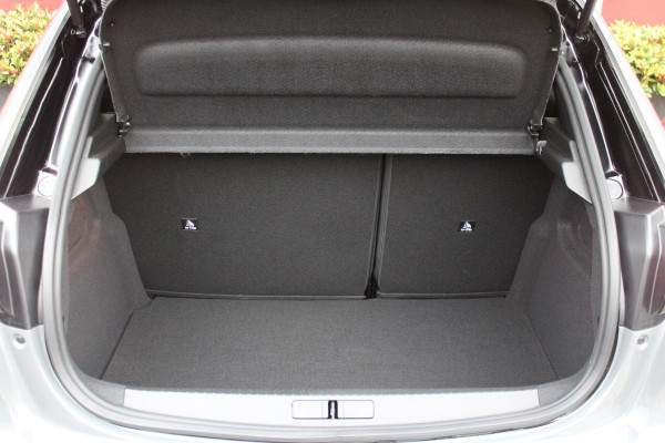 Peugeot 208 Hybrid 145PK e-DCS6 GT PACK | ELEKTRISCH VERSTELBARE BESTUURDERSSTOEL MET MASSAGE FUNCTIE | CAMERA VOOR + ACHTER | ALCANTARA BEKLEDING | DODEHOEK DETECTIE | ADAPTIVE CRUISE CONTROL | NAVIGATIE | DRAADLOZE APPLE CARPLAY/ANDROID AURO | PANORAMA DAK | ZWART DAK | FULL LED KOPLAMPEN | DRAADLOZE TELEFOONLADER | STOEL VERWARMING | LICHTMETALEN VELGEN 17" | GETINTE RUITEN |