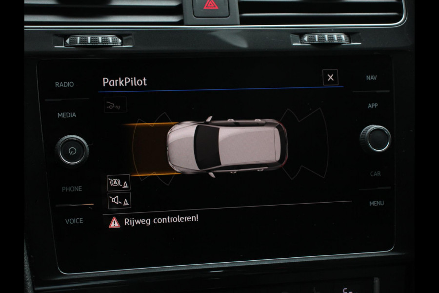 Volkswagen e-Golf Edition Navigatie  Climate Control  Adaptive Cruise Control  Camera  Parkeer sensoren  17" Lichtmetalen Velgen