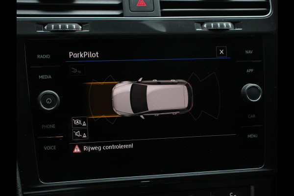 Volkswagen e-Golf Edition Navigatie  Climate Control  Adaptive Cruise Control  Camera  Parkeer sensoren  17" Lichtmetalen Velgen