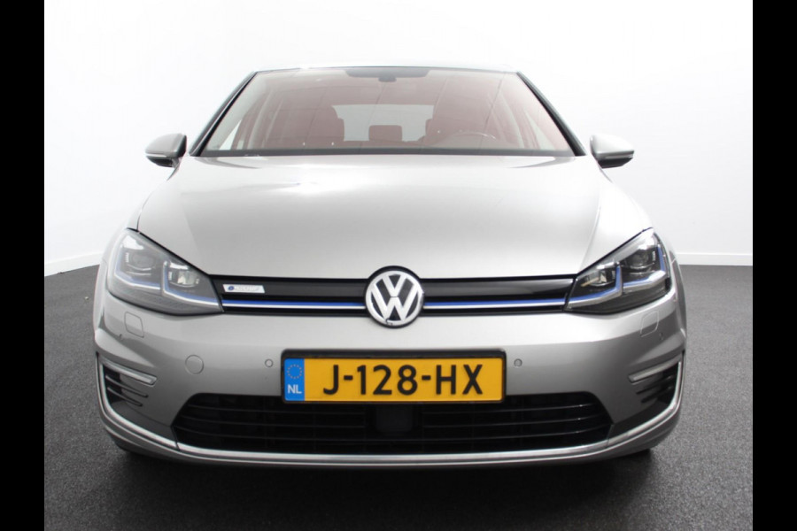 Volkswagen e-Golf Edition Navigatie  Climate Control  Adaptive Cruise Control  Camera  Parkeer sensoren  17" Lichtmetalen Velgen