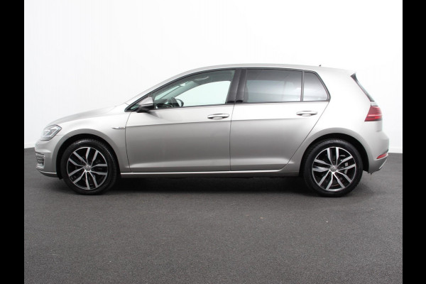 Volkswagen e-Golf Edition Navigatie  Climate Control  Adaptive Cruise Control  Camera  Parkeer sensoren  17" Lichtmetalen Velgen