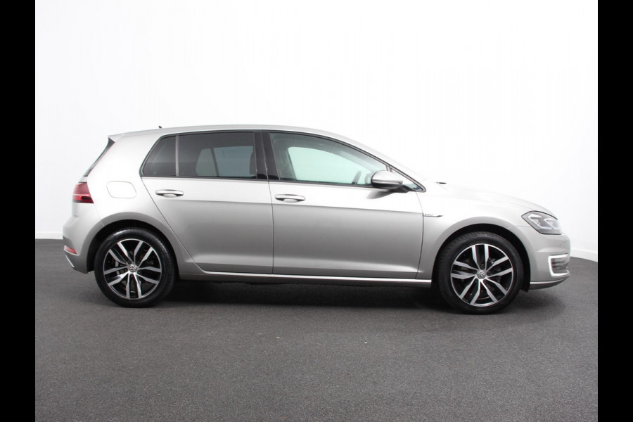 Volkswagen e-Golf Edition Navigatie  Climate Control  Adaptive Cruise Control  Camera  Parkeer sensoren  17" Lichtmetalen Velgen