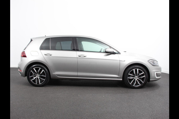 Volkswagen e-Golf Edition Navigatie  Climate Control  Adaptive Cruise Control  Camera  Parkeer sensoren  17" Lichtmetalen Velgen