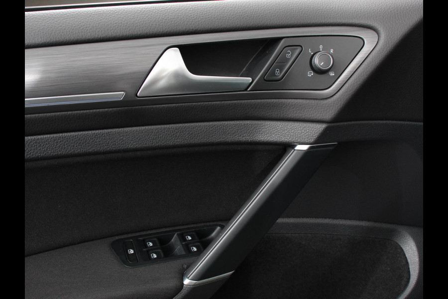 Volkswagen e-Golf Edition Navigatie  Climate Control  Adaptive Cruise Control  Camera  Parkeer sensoren  17" Lichtmetalen Velgen