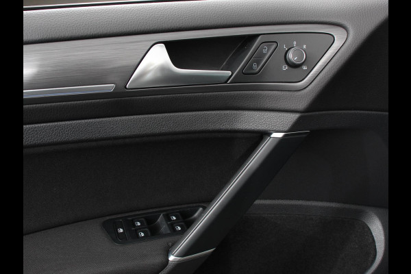 Volkswagen e-Golf Edition Navigatie  Climate Control  Adaptive Cruise Control  Camera  Parkeer sensoren  17" Lichtmetalen Velgen