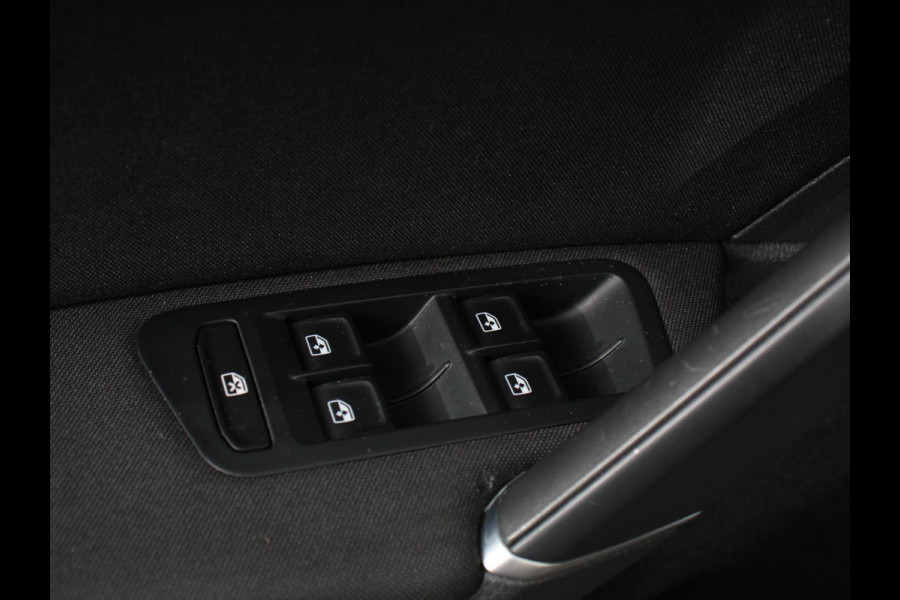 Volkswagen e-Golf Edition Navigatie  Climate Control  Adaptive Cruise Control  Camera  Parkeer sensoren  17" Lichtmetalen Velgen