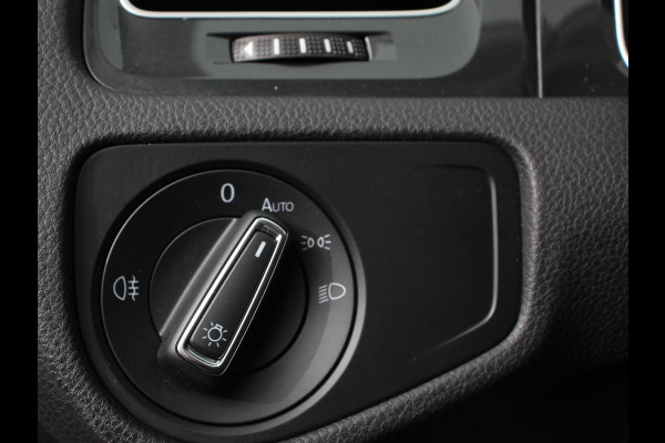 Volkswagen e-Golf Edition Navigatie  Climate Control  Adaptive Cruise Control  Camera  Parkeer sensoren  17" Lichtmetalen Velgen