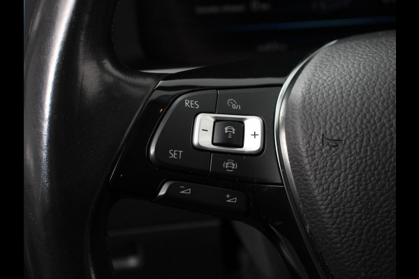Volkswagen e-Golf Edition Navigatie  Climate Control  Adaptive Cruise Control  Camera  Parkeer sensoren  17" Lichtmetalen Velgen