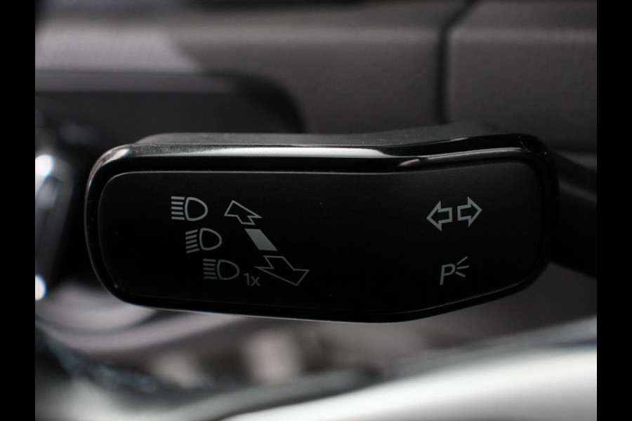 Volkswagen e-Golf Edition Navigatie  Climate Control  Adaptive Cruise Control  Camera  Parkeer sensoren  17" Lichtmetalen Velgen