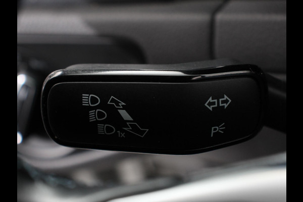 Volkswagen e-Golf Edition Navigatie  Climate Control  Adaptive Cruise Control  Camera  Parkeer sensoren  17" Lichtmetalen Velgen