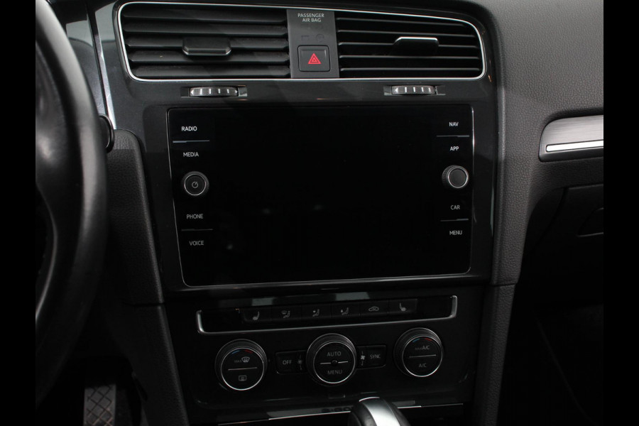 Volkswagen e-Golf Edition Navigatie  Climate Control  Adaptive Cruise Control  Camera  Parkeer sensoren  17" Lichtmetalen Velgen