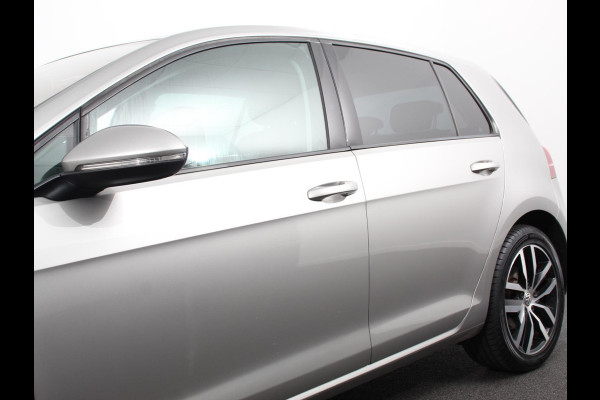 Volkswagen e-Golf Edition Navigatie  Climate Control  Adaptive Cruise Control  Camera  Parkeer sensoren  17" Lichtmetalen Velgen