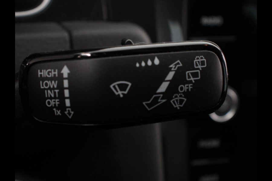 Volkswagen e-Golf Edition Navigatie  Climate Control  Adaptive Cruise Control  Camera  Parkeer sensoren  17" Lichtmetalen Velgen