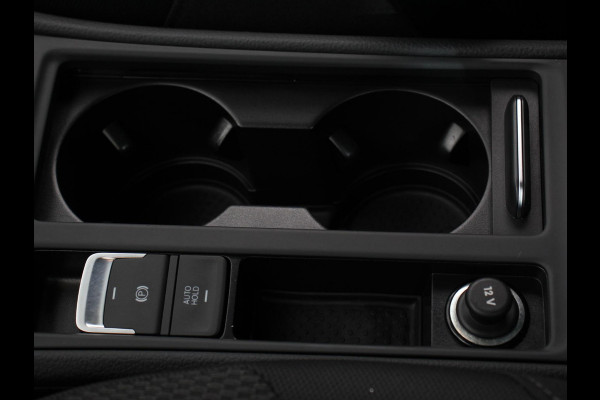 Volkswagen e-Golf Edition Navigatie  Climate Control  Adaptive Cruise Control  Camera  Parkeer sensoren  17" Lichtmetalen Velgen