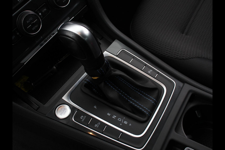 Volkswagen e-Golf Edition Navigatie  Climate Control  Adaptive Cruise Control  Camera  Parkeer sensoren  17" Lichtmetalen Velgen