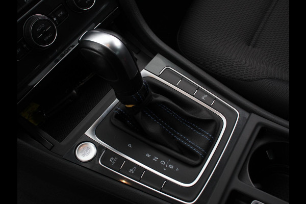 Volkswagen e-Golf Edition Navigatie  Climate Control  Adaptive Cruise Control  Camera  Parkeer sensoren  17" Lichtmetalen Velgen