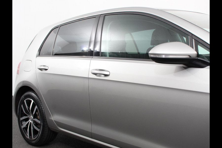 Volkswagen e-Golf Edition Navigatie  Climate Control  Adaptive Cruise Control  Camera  Parkeer sensoren  17" Lichtmetalen Velgen