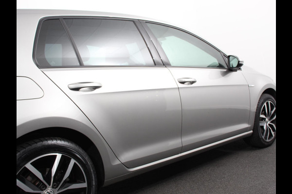 Volkswagen e-Golf Edition Navigatie  Climate Control  Adaptive Cruise Control  Camera  Parkeer sensoren  17" Lichtmetalen Velgen
