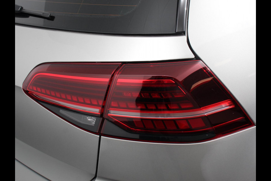 Volkswagen e-Golf Edition Navigatie  Climate Control  Adaptive Cruise Control  Camera  Parkeer sensoren  17" Lichtmetalen Velgen