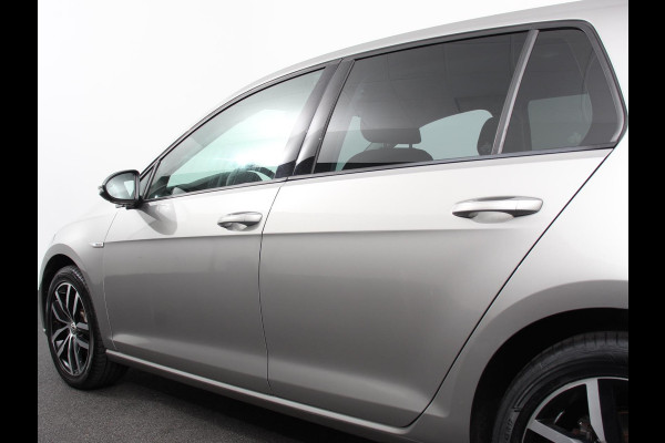 Volkswagen e-Golf Edition Navigatie  Climate Control  Adaptive Cruise Control  Camera  Parkeer sensoren  17" Lichtmetalen Velgen