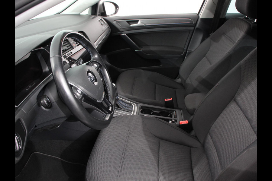 Volkswagen e-Golf Edition Navigatie  Climate Control  Adaptive Cruise Control  Camera  Parkeer sensoren  17" Lichtmetalen Velgen