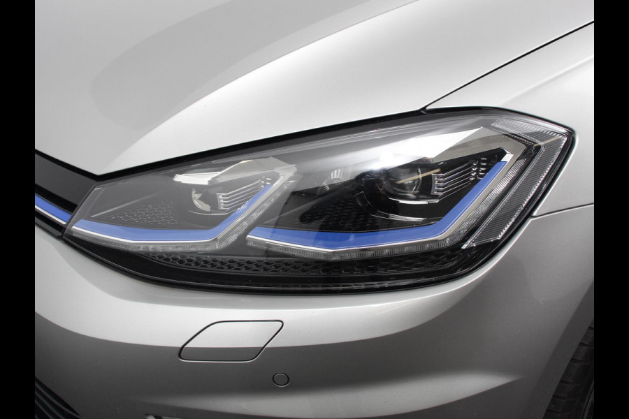 Volkswagen e-Golf Edition Navigatie  Climate Control  Adaptive Cruise Control  Camera  Parkeer sensoren  17" Lichtmetalen Velgen
