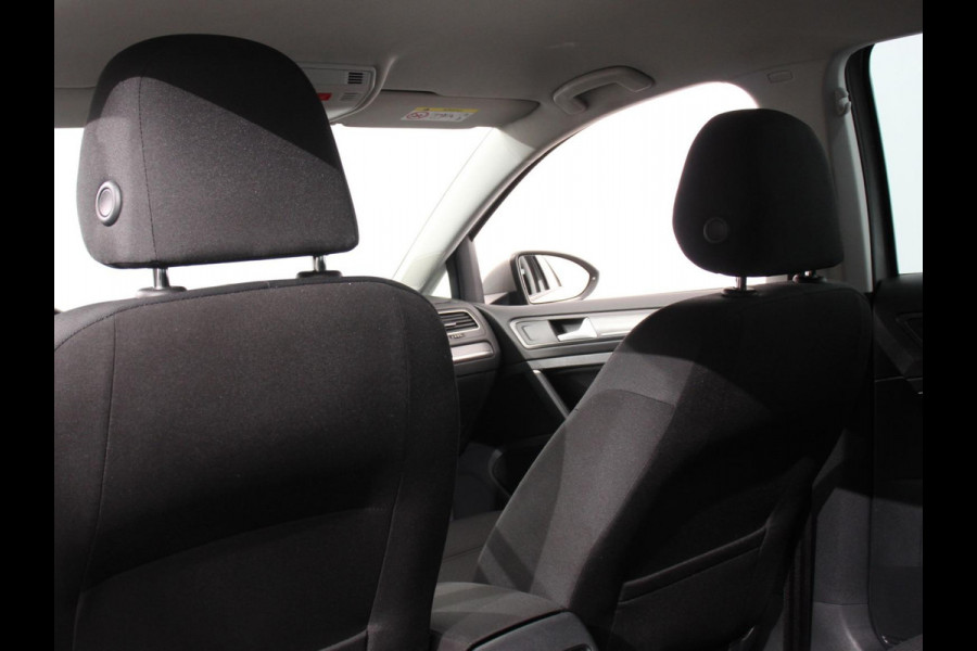 Volkswagen e-Golf Edition Navigatie  Climate Control  Adaptive Cruise Control  Camera  Parkeer sensoren  17" Lichtmetalen Velgen