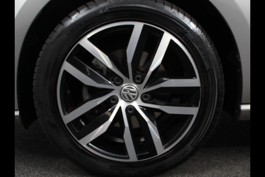 Volkswagen e-Golf Edition Navigatie  Climate Control  Adaptive Cruise Control  Camera  Parkeer sensoren  17" Lichtmetalen Velgen