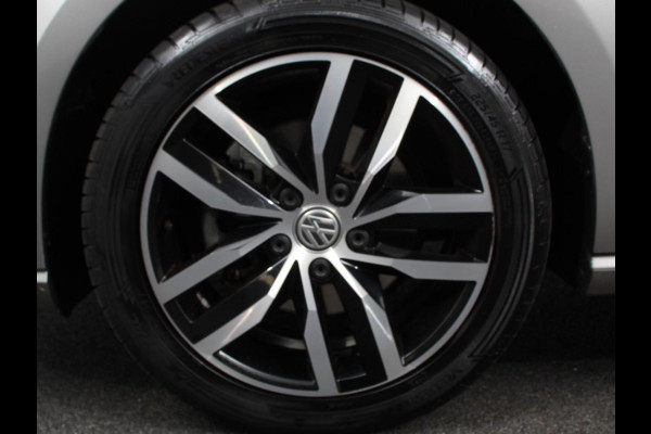 Volkswagen e-Golf Edition Navigatie  Climate Control  Adaptive Cruise Control  Camera  Parkeer sensoren  17" Lichtmetalen Velgen