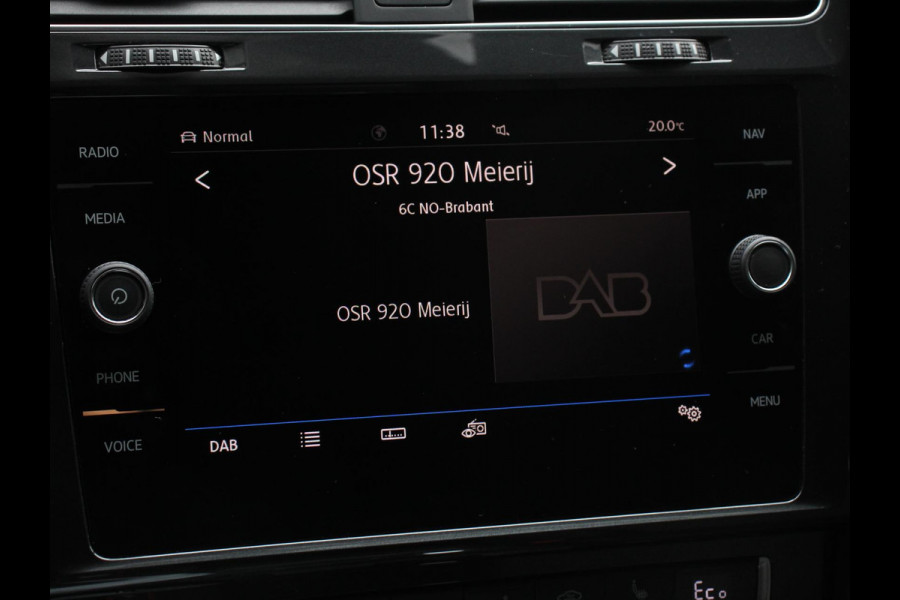 Volkswagen e-Golf Edition Navigatie  Climate Control  Adaptive Cruise Control  Camera  Parkeer sensoren  17" Lichtmetalen Velgen