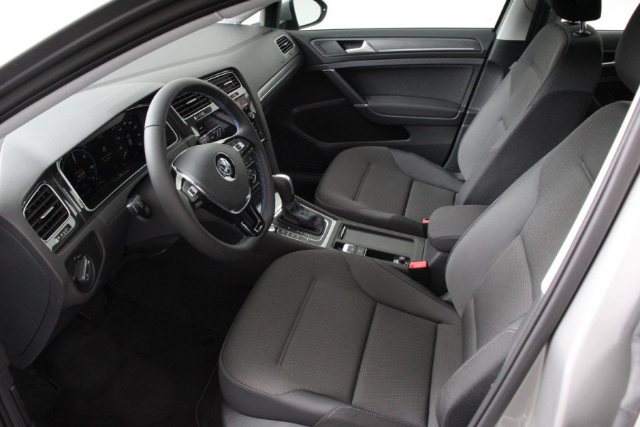Volkswagen e-Golf Edition Navigatie  Climate Control  Adaptive Cruise Control  Camera  Parkeer sensoren  17" Lichtmetalen Velgen
