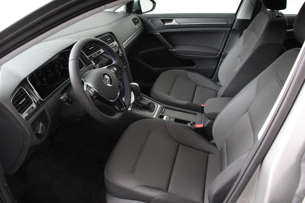Volkswagen e-Golf Edition Navigatie  Climate Control  Adaptive Cruise Control  Camera  Parkeer sensoren  17" Lichtmetalen Velgen