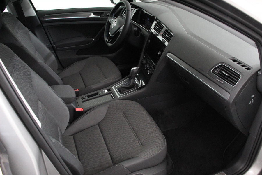 Volkswagen e-Golf Edition Navigatie  Climate Control  Adaptive Cruise Control  Camera  Parkeer sensoren  17" Lichtmetalen Velgen
