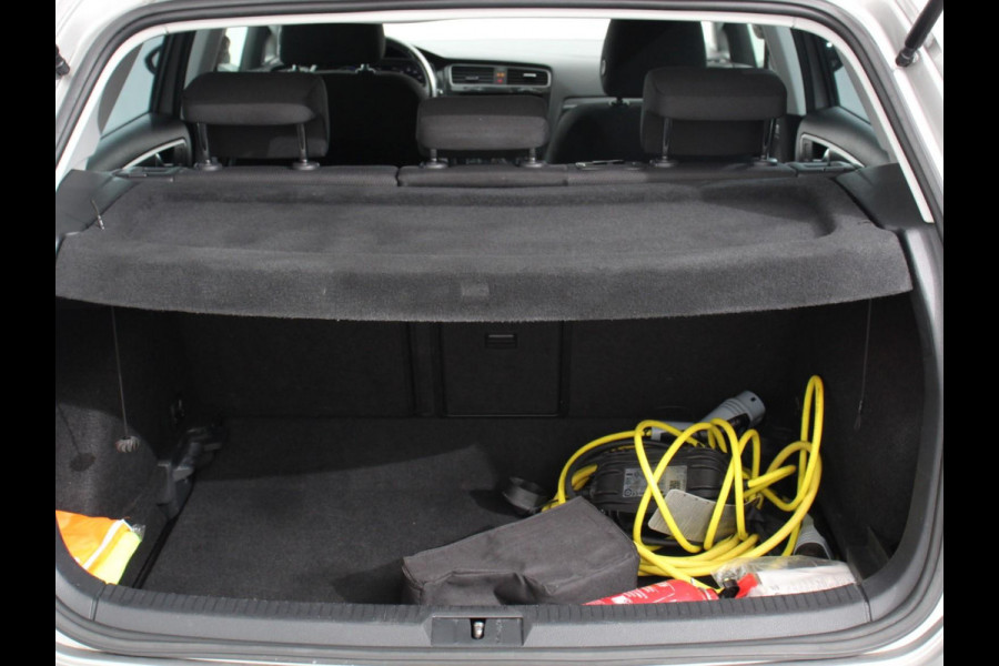 Volkswagen e-Golf Edition Navigatie  Climate Control  Adaptive Cruise Control  Camera  Parkeer sensoren  17" Lichtmetalen Velgen