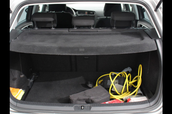 Volkswagen e-Golf Edition Navigatie  Climate Control  Adaptive Cruise Control  Camera  Parkeer sensoren  17" Lichtmetalen Velgen