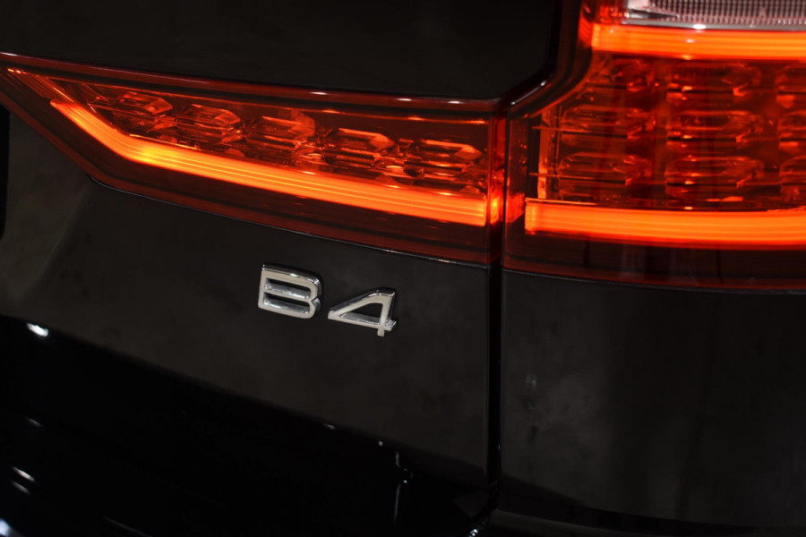 Volvo V60 B4 211PK Automaat Core / Navigatie / Achteruitrijcamera / Elektrische achterklep / LM Velgen / Elektr. Trekhaak / Parkeersensoren voor+achter