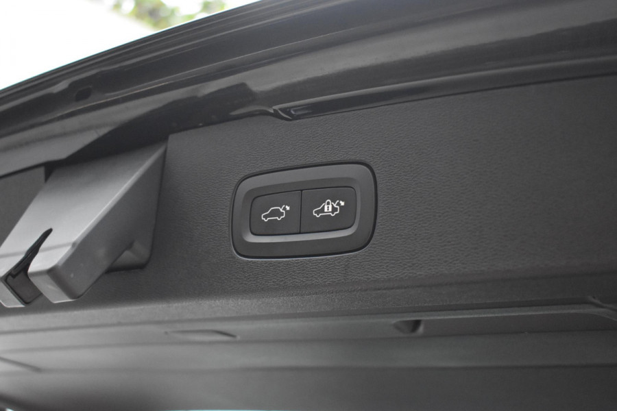 Volvo V60 B4 211PK Automaat Core / Navigatie / Achteruitrijcamera / Elektrische achterklep / LM Velgen / Elektr. Trekhaak / Parkeersensoren voor+achter