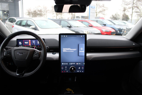 Ford Mustang Mach-E RWD 75 kWh | Trekhaak | Lederen bekleding | Voorruitverwarming | Stoelverwarming | Adaptieve cruise Control | Camera | Electrische achterklep