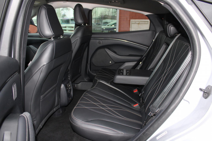 Ford Mustang Mach-E RWD 75 kWh | Trekhaak | Lederen bekleding | Voorruitverwarming | Stoelverwarming | Adaptieve cruise Control | Camera | Electrische achterklep