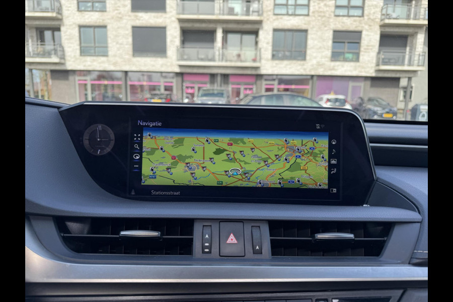 Lexus ES 300h Business Line | Schuifdak, Groot scherm, Stoel + Stuurverwarming, Dodehoekherkenning, Parkeersensoren, CarPlay