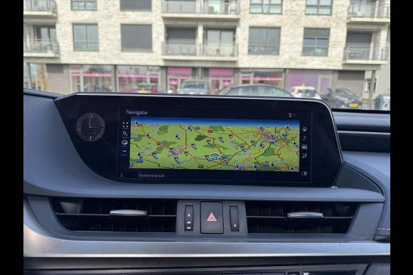 Lexus ES 300h Business Line | Schuifdak, Groot scherm, Stoel + Stuurverwarming, Dodehoekherkenning, Parkeersensoren, CarPlay