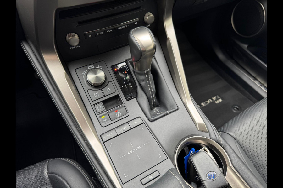 Lexus NX 300h AWD Luxury Line | Groot Scherm, Adaptive cruise control, Leer, Stoelverwarming, Parkeersensoren, Elektrische achterklep, 18